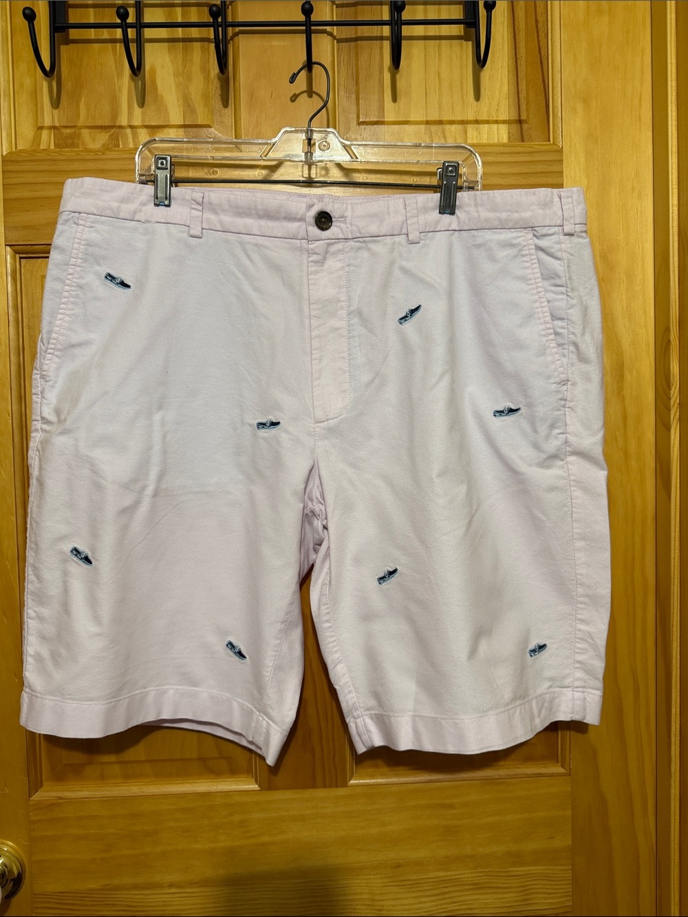 Brooks Brothers Light Pink Flat Front Shorts. Embroidered with Boat Shoes. W42